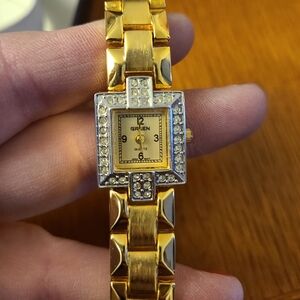 Woman's Gruen quartz watch with case - gold
